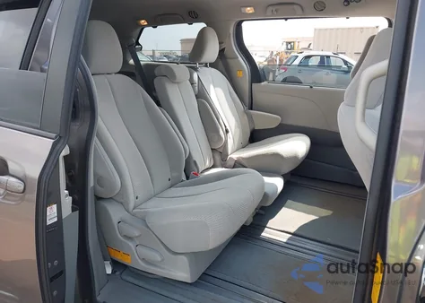 2011 Toyota Sienna Le V6 z USA, uszkodzony, nr VIN 5TDKK3DC8BS137762